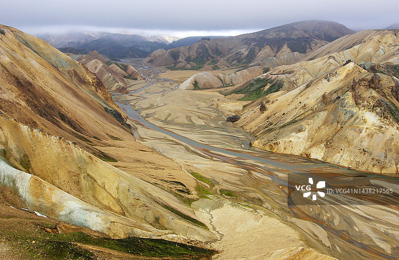 彩色流纹岩山丘环绕Jökulgilsbotn和Þrengsli峡谷独特的火山景观图片素材