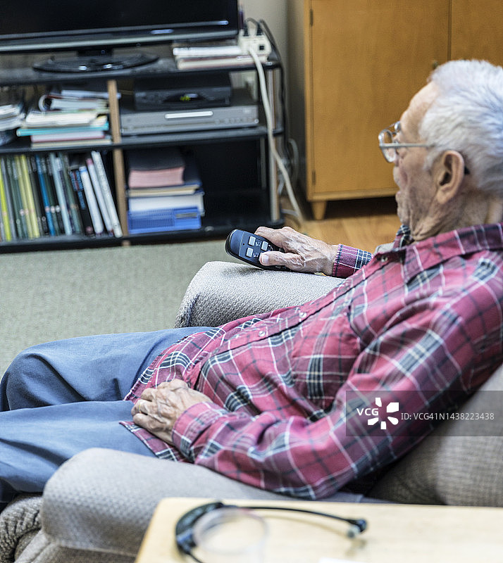 老人按下按钮调整躺椅图片素材