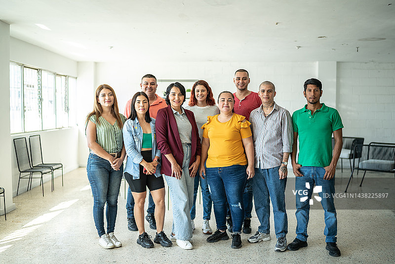 团队在社区中心的肖像图片素材
