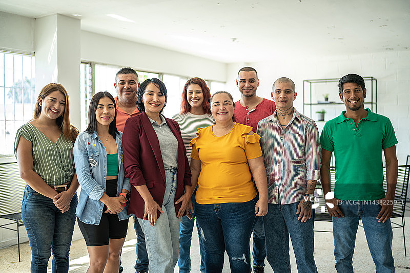 团队在社区中心的肖像图片素材