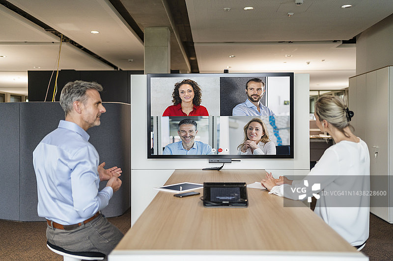 商人和女商人正在办公室举行视频会议图片素材