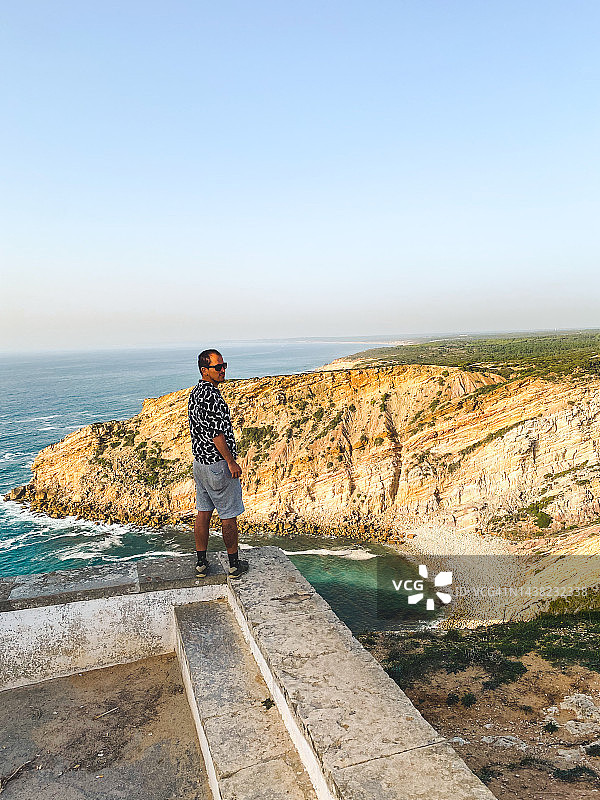 悬崖边站立的男子背影图片素材