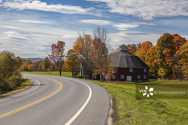 秋季乡村道路上的圆形谷仓图片素材