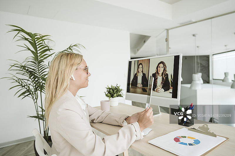 女商人正在办公室办公桌前进行视频通话图片素材