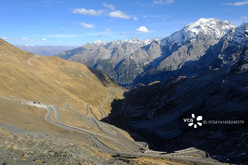 山区高山通道与蜿蜒的道路图片素材