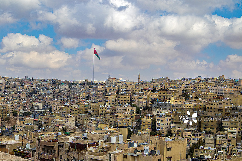 约旦国旗在安曼的山丘上飘扬图片素材