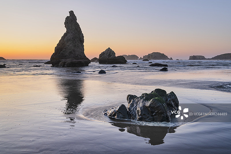 俄勒冈州班顿海滩的黄昏图片素材