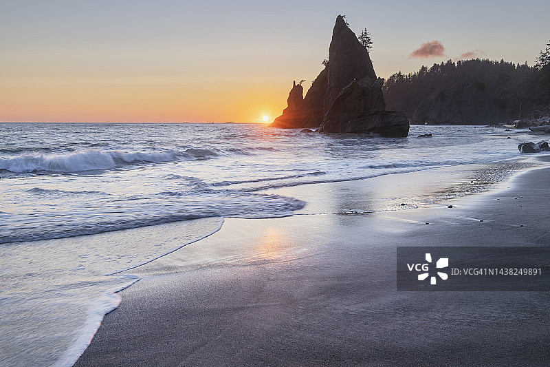 奥林匹克国家公园里亚托海滩的裂石日落图片素材