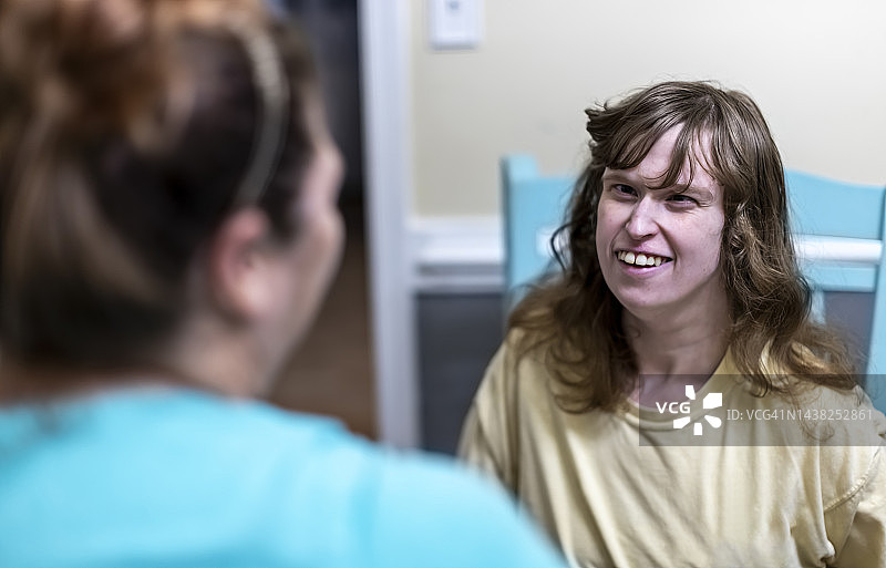 护理人员给智力障碍妇女带来微笑图片素材