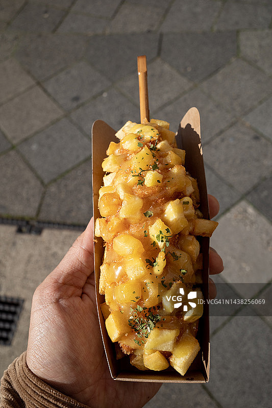 韩式热狗，配炸土豆和蜂蜜芥末酱图片素材