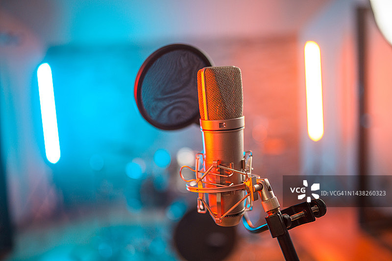 空录音室中的影室麦克风图片素材