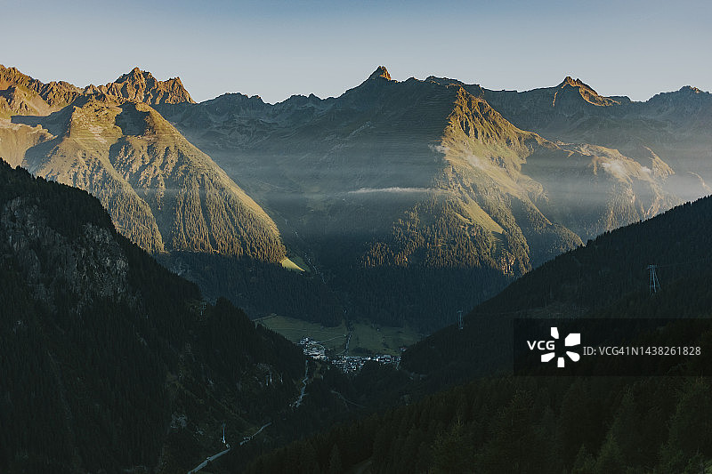 奥地利伊施格尔，清晨雾中山村图片素材
