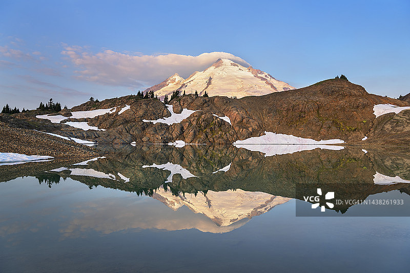 倒映在山羊湖中的贝克山，北喀斯喀特山脉图片素材