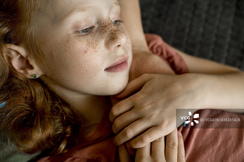 女儿握着母亲的手在沙发上睡觉图片素材