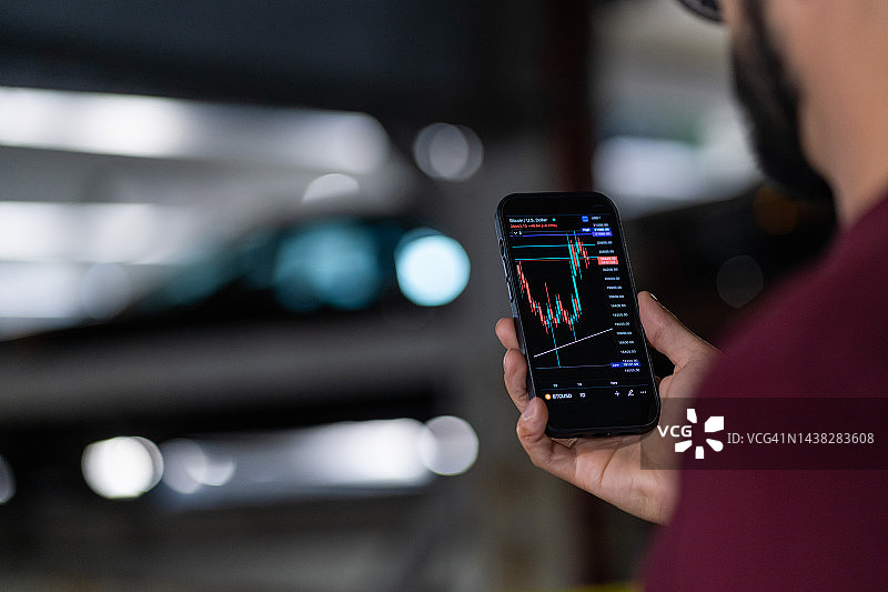 投资比特币的新一代年轻人图片素材