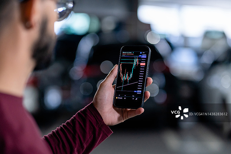 投资比特币的新一代年轻人图片素材