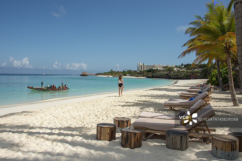 年轻女人在非洲美丽的肯德瓦海滩热带海滩上放松图片素材