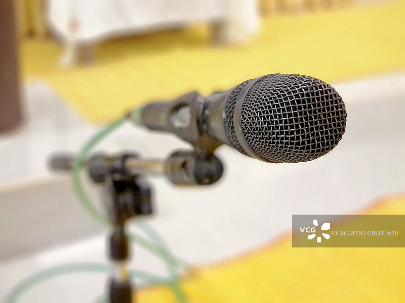 舞台上的麦克风特写图片素材