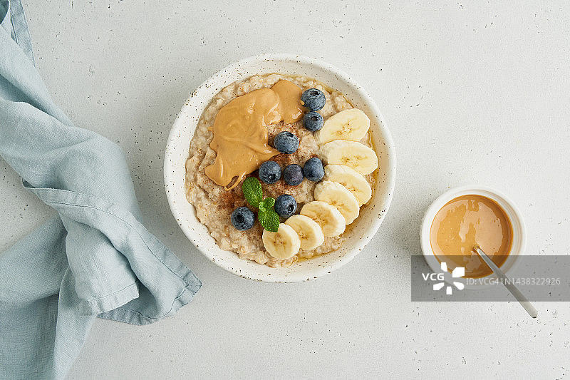 花生酱蓝莓肉桂香蕉燕麦粥图片素材