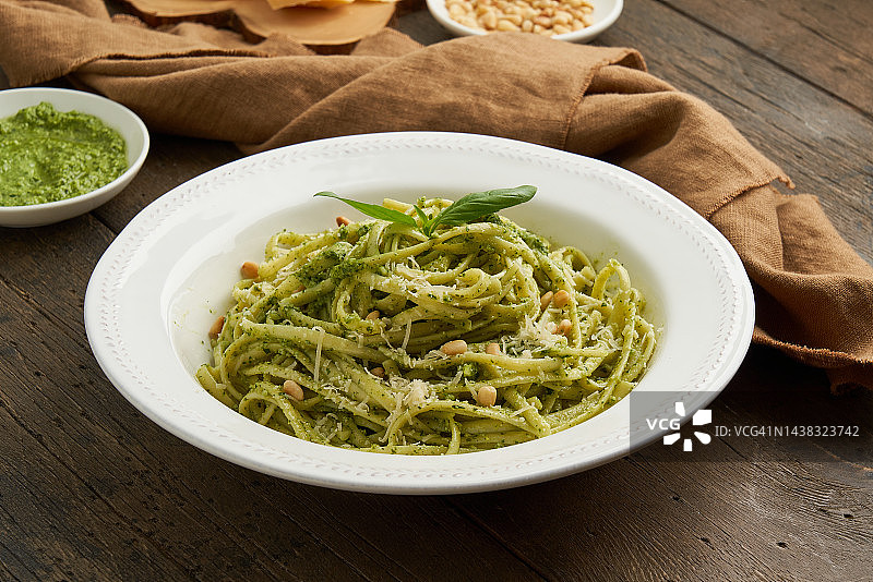 传统的意式香蒜酱意大利面，配有松子、大蒜、罗勒和帕尔马干酪图片素材