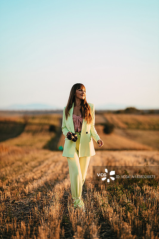 女人在阳光明媚的户外拍照图片素材