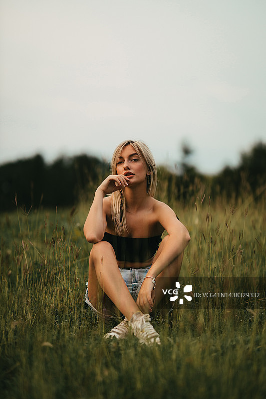 在自然中放松的美丽年轻女人图片素材