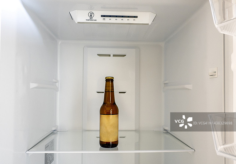 家里的冰箱啤酒瓶图片素材