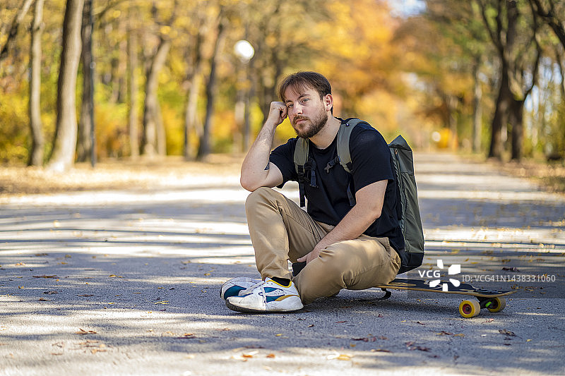 玩滑板的男人图片素材