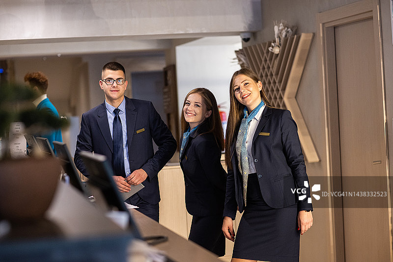 豪华酒店接待处的工作人员图片素材