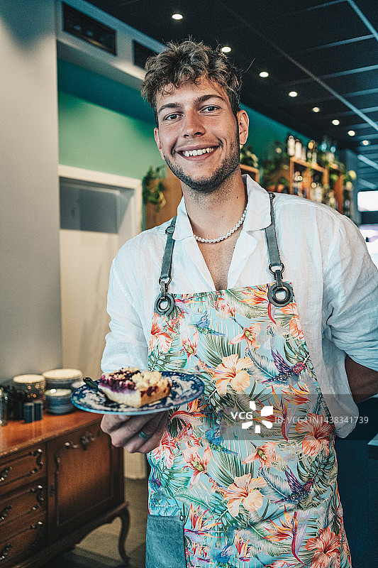 咖啡师在咖啡吧里提供蛋糕的肖像图片素材