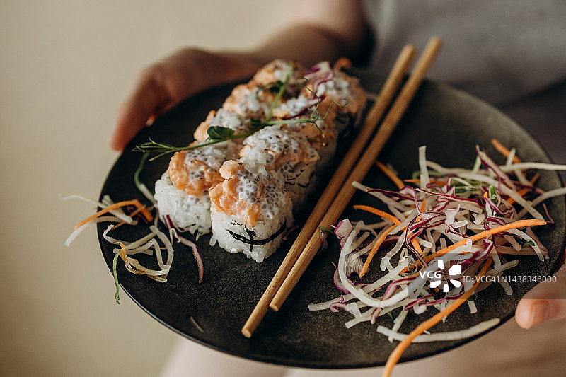 三文鱼椰奶奇亚籽卷图片素材