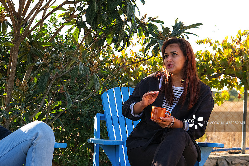 女朋友们在后院聊天图片素材