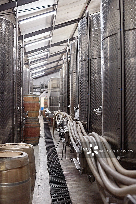 工厂、仓库或农场中用于生产酒类的酒、桶和酿酒厂，农业或酿酒厂中用于在罐中制造酒精的工业用酒精、威士忌或啤酒图片素材