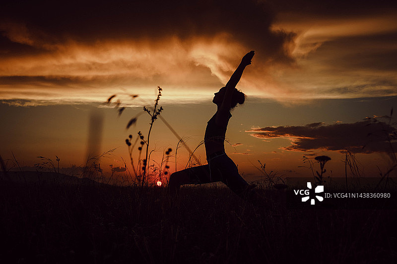 夕阳背景下的女孩剪影图片素材