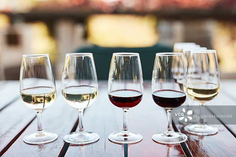餐厅、农场或酒庄的葡萄酒品鉴图片素材