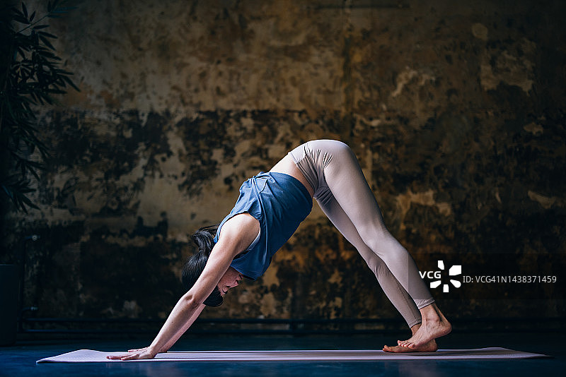 练习瑜伽的美丽女人图片素材