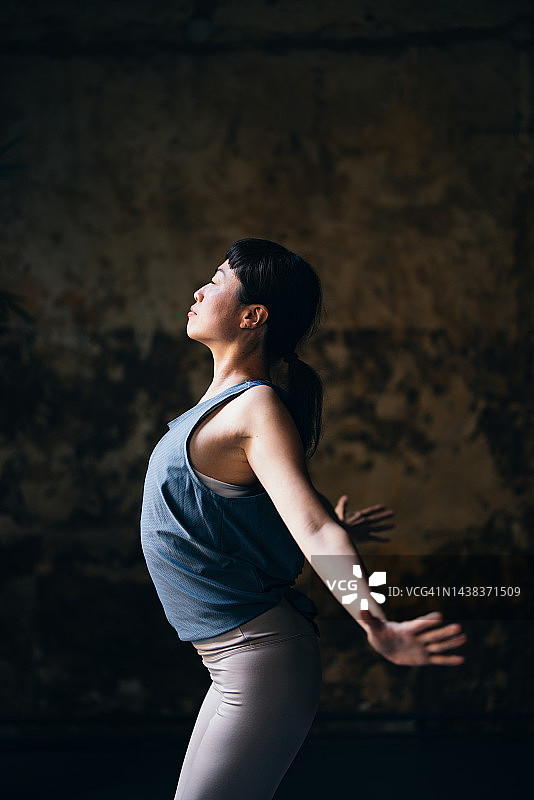 美丽女人练习瑜伽的侧视图图片素材