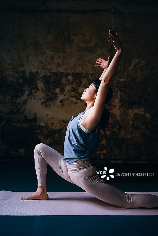 美丽女人练习瑜伽的侧视图图片素材