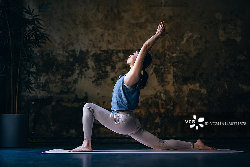 练习低弓步的女人图片素材