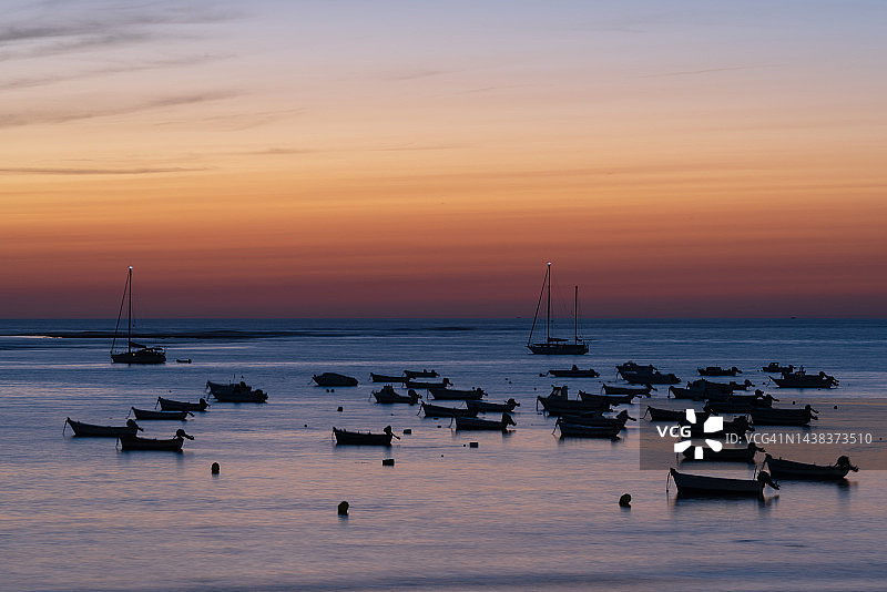 西班牙加的斯卡莱塔海滩日落图片素材