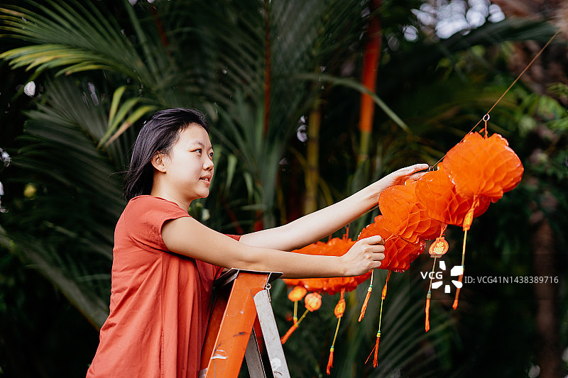 亚洲女性装饰房屋庆祝中国新年图片素材