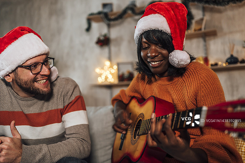 在温馨圣诞气氛中的情侣图片素材