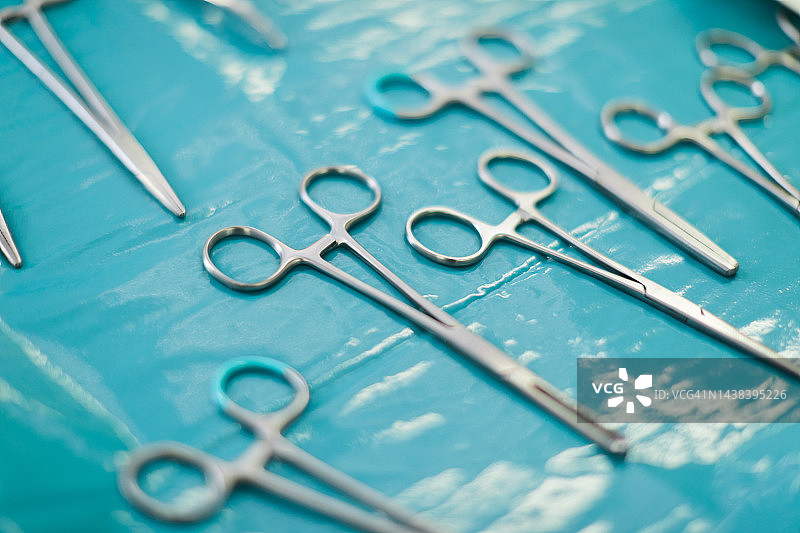 手术室中无菌塑料台布上的外科器械图片素材