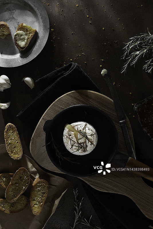 烤卡门贝尔奶酪配大蒜、迷迭香和蜂蜜图片素材