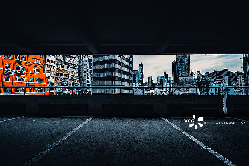 停车场内部：停车楼内有汽车和空车位图片素材