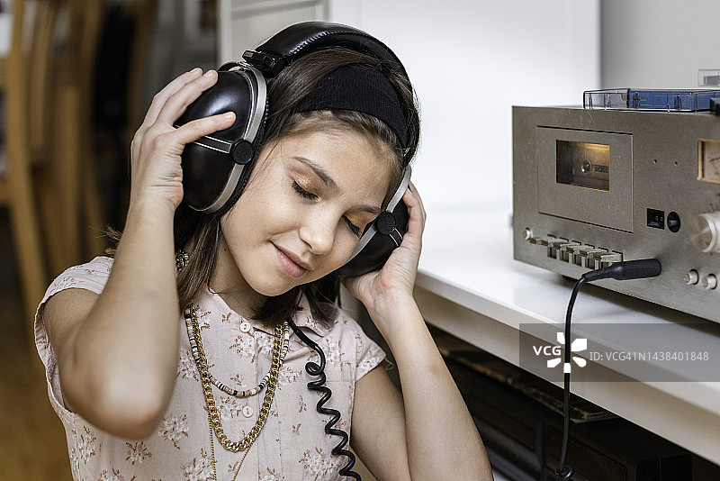 女孩在听录音机图片素材