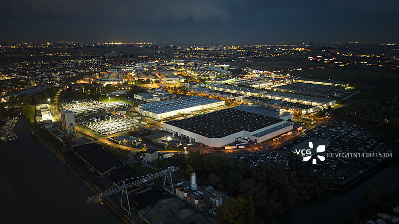 黄昏时分的工业区鸟瞰图片素材