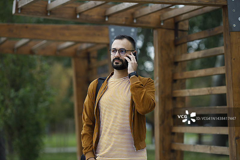 正在打短信的英俊男人图片素材