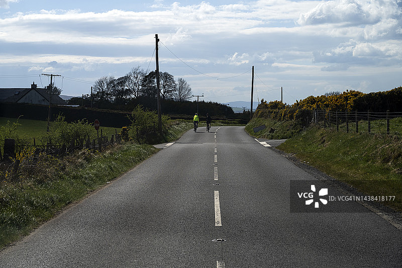 在敦达克的乡村道路上骑自行车图片素材