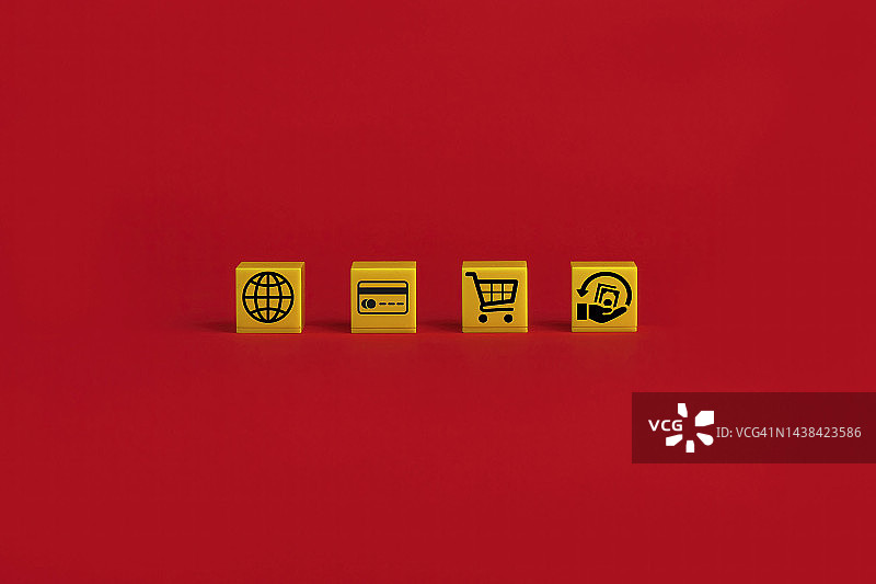 红色背景上排列的黄色方块与消费者行为图标：购买和返现概念图片素材